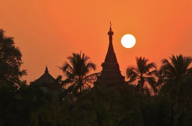 mrauk-u sunset