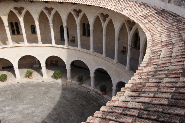 De ovale vormen van Castel Bellver