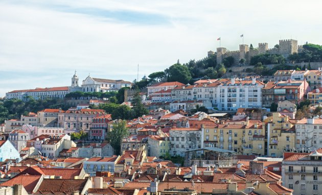 De daken van Lissabon en Kasteel de São Jorge