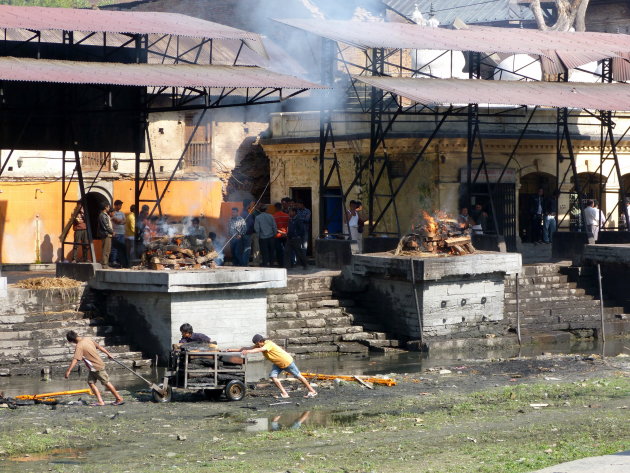 Crematies langs de Bagmati