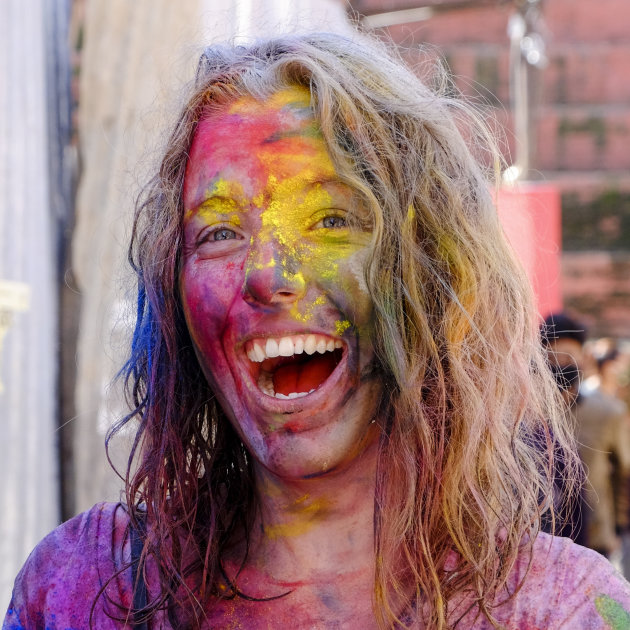 Een deelneemster aan hetHoly festival