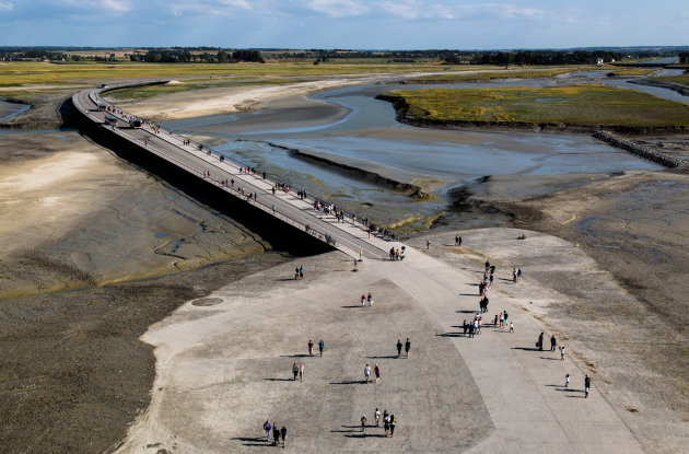 De loopbrug naar Mont Saint-Michel