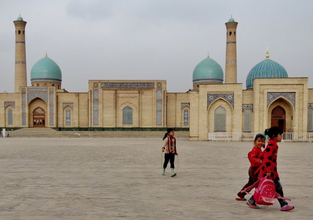 Spelen bij het Hazrat Imam complex