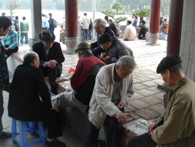 Wit begint, zwart wint. Een spelletje aan het Hoan Kiem meer