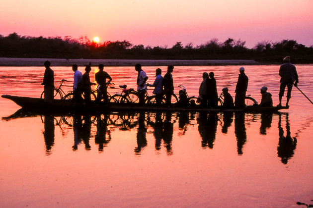 Fietspont over de Rapti rivier