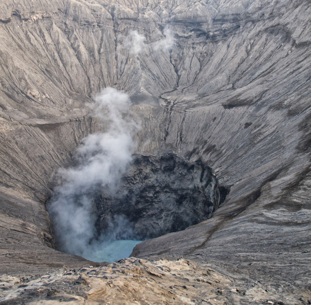 Kijkje in de krater van de Bromo vulkaan