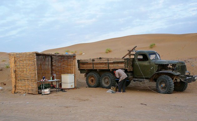Even tanken in de Karakum woestijn