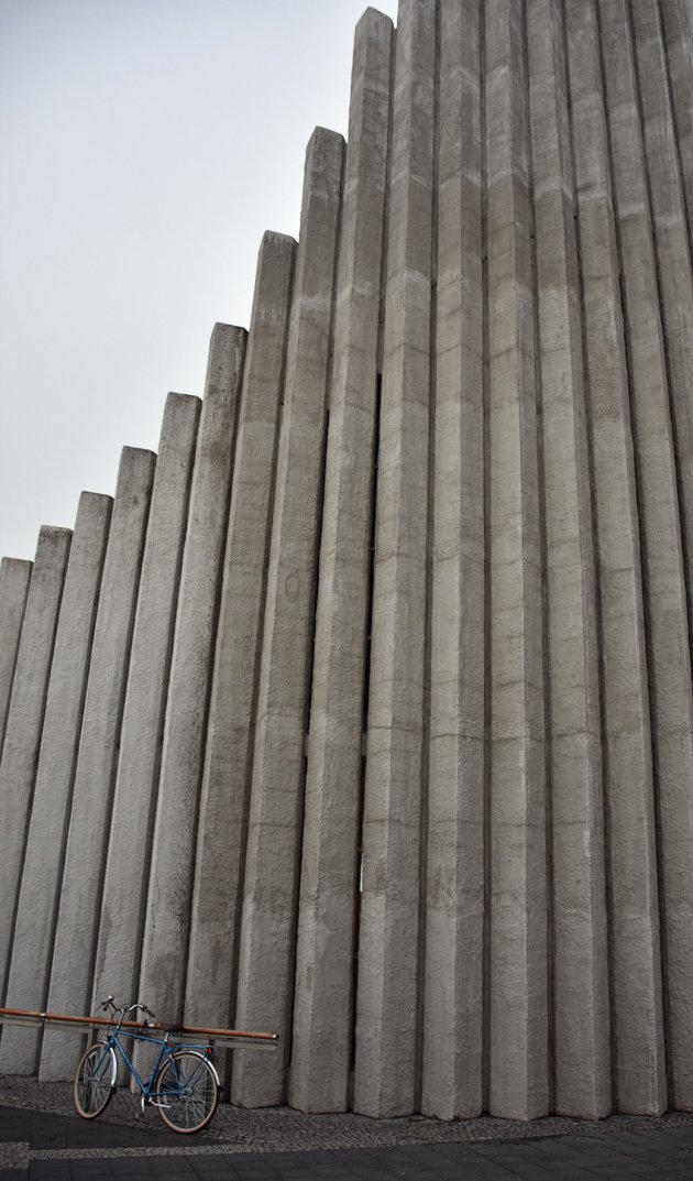 Fiets voor de Hallgrimskirkja