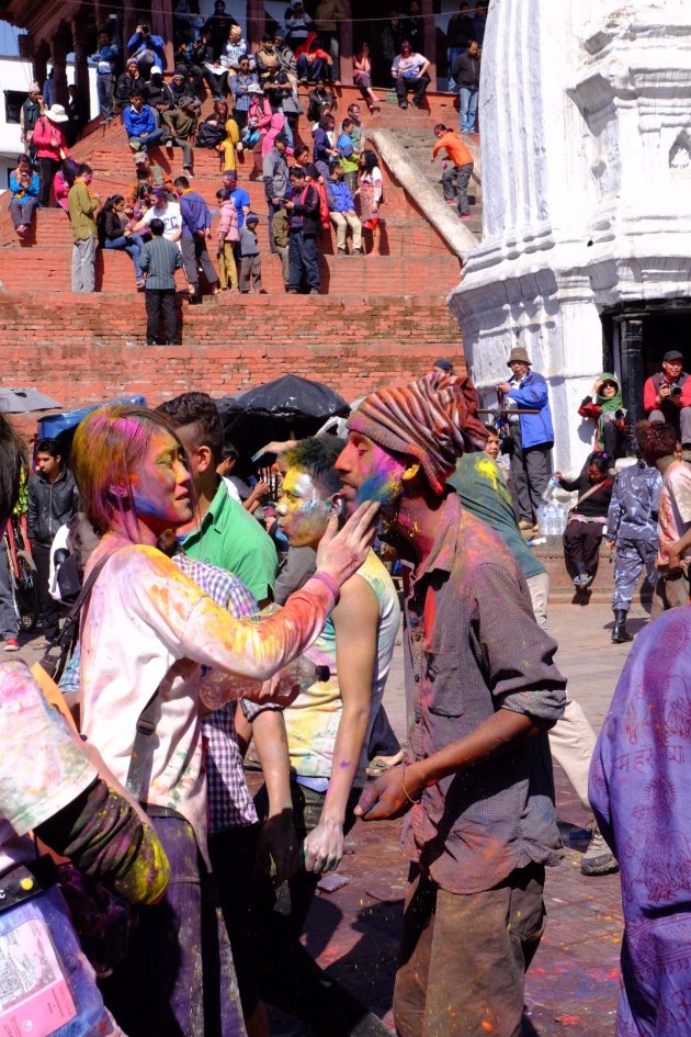 Een foto van de viering van Holy in de stad Kathmandu.