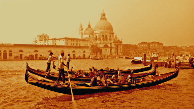 Op het Canal grande in Venetië 