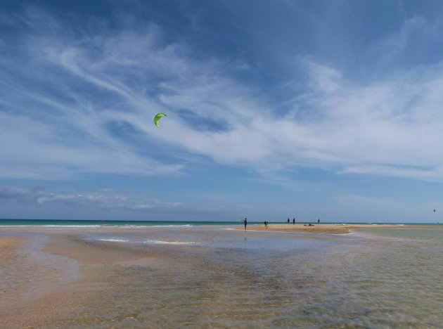 Kite surfen aan het strand van Jandia