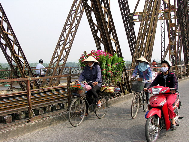 drukt op de spoorbrug