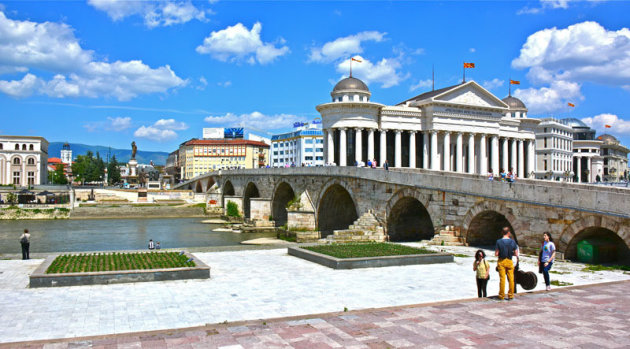 Zicht op de bekende brug in Skopje