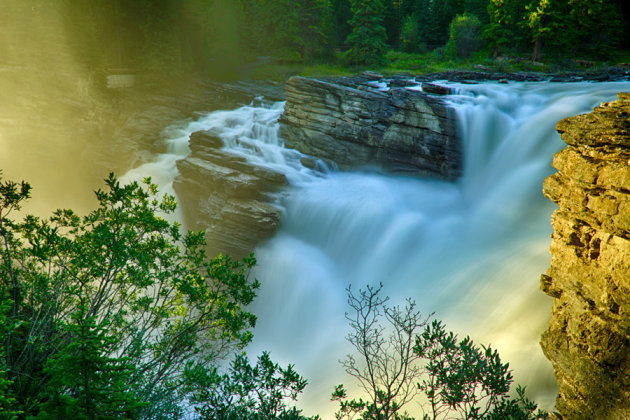 De avond valt bij Athabasca Falls