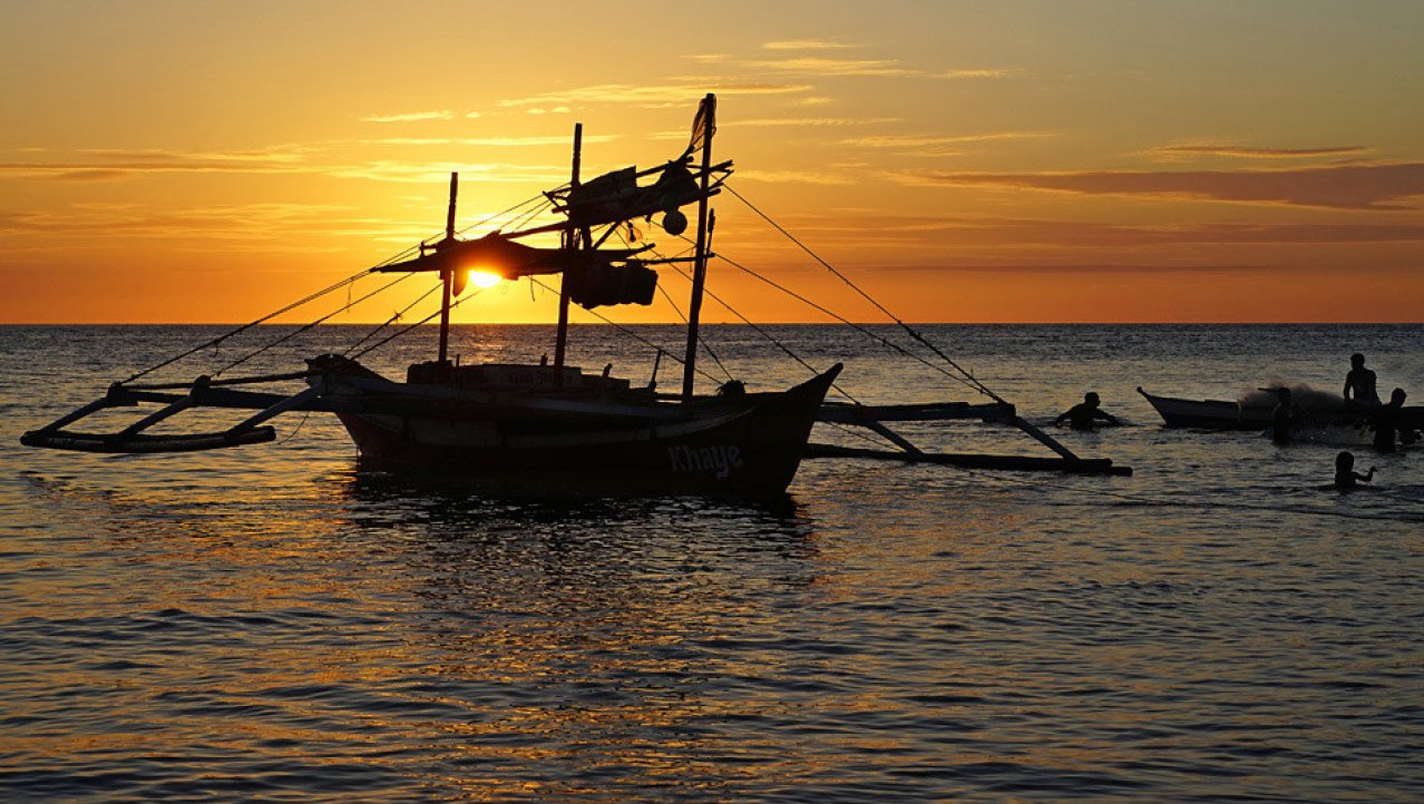 vissersboot bij zonsondergang