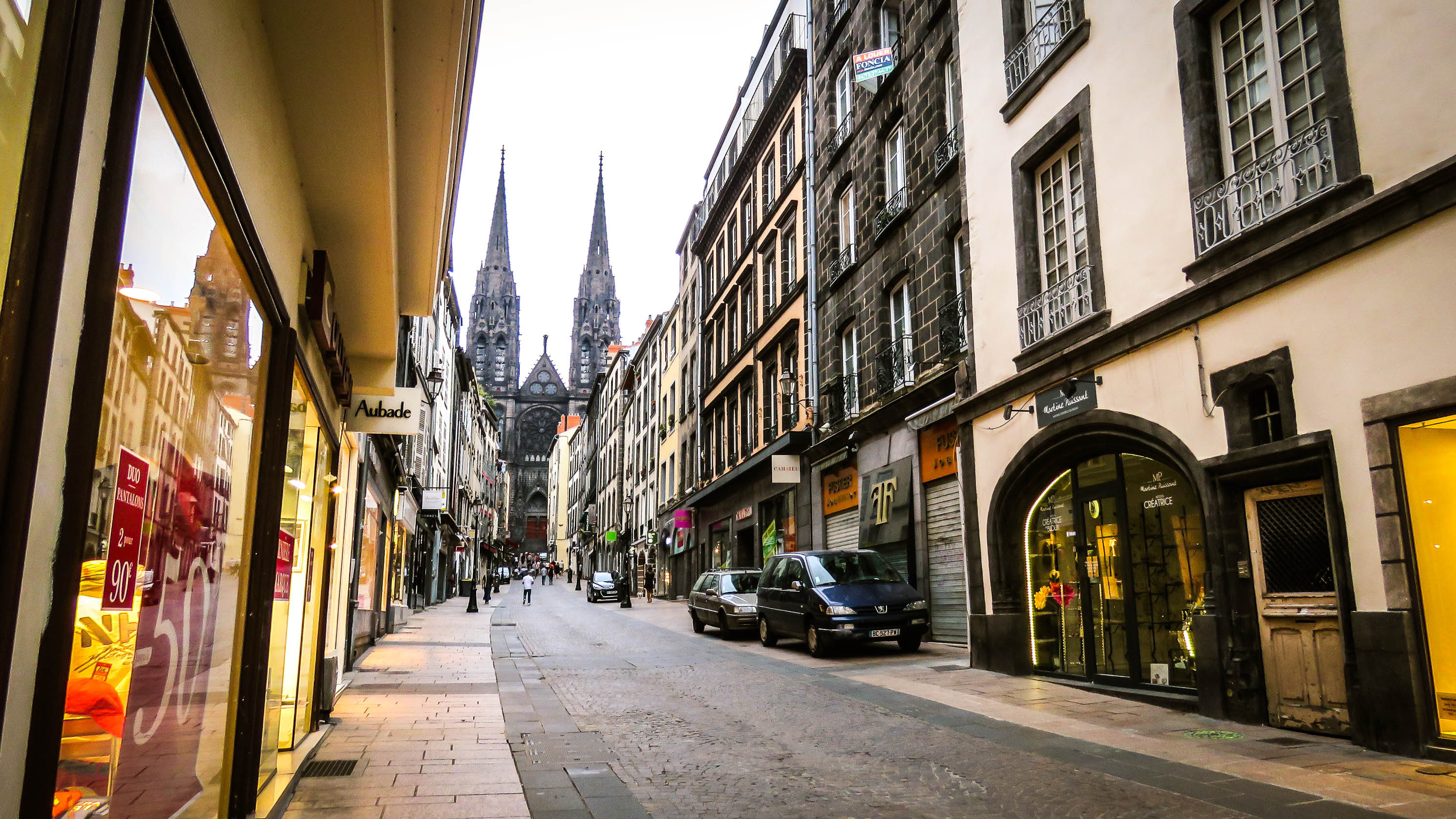 Wandelen door het centrum van Clermont Ferrand in Centraal Massief