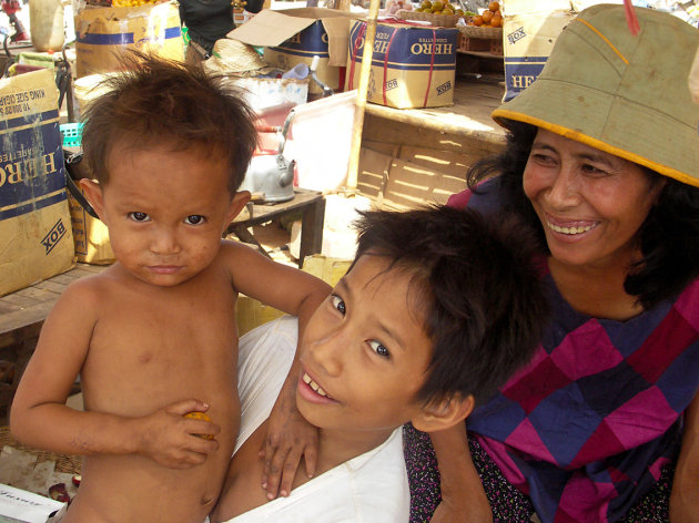 Moeder en kinderen ,markt in Kampong Chhang