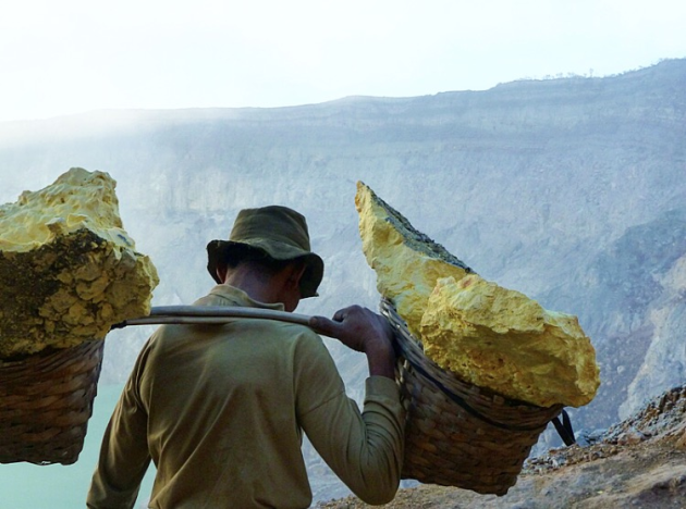 Zwaveldrager bij de Kawah Ijen