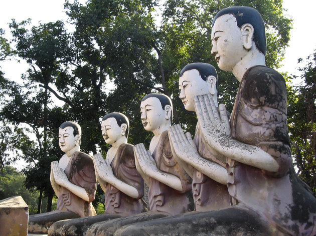 5 knielende monnik beelden in Birma