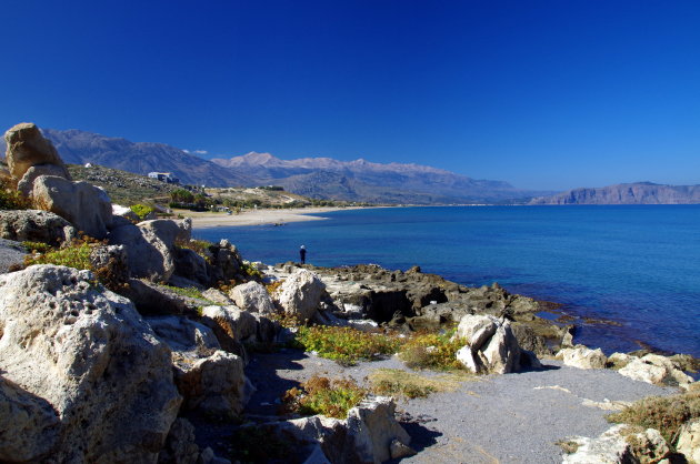 Blauwe baai aan de voet van de witte bergen