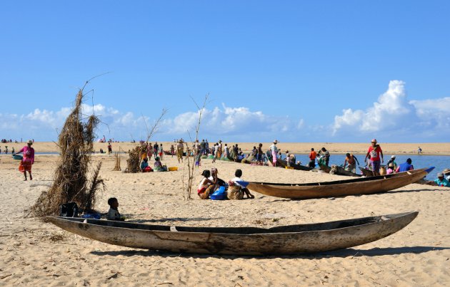 Een en al bedrijvigheid op het strand van Mananjary