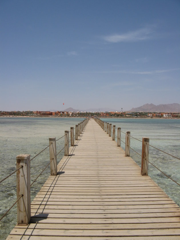 Pier naar huisrif hotel in Sharm El Sheik