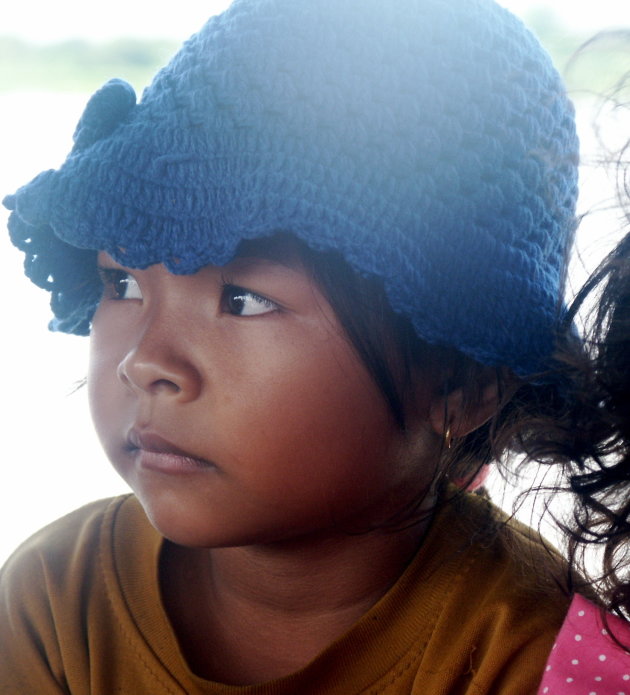 kindje in de boot naar Battambang