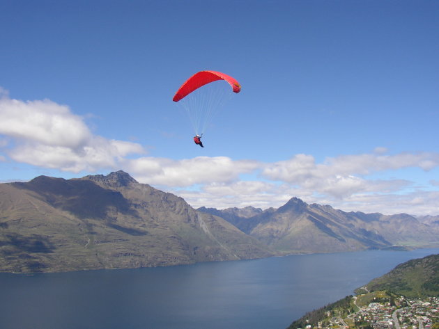 zwevend boven Queenstown