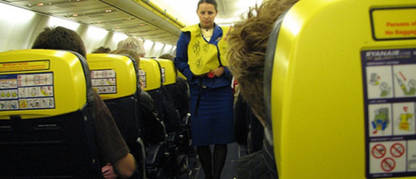 Blote stewardess gewild en verguisd image