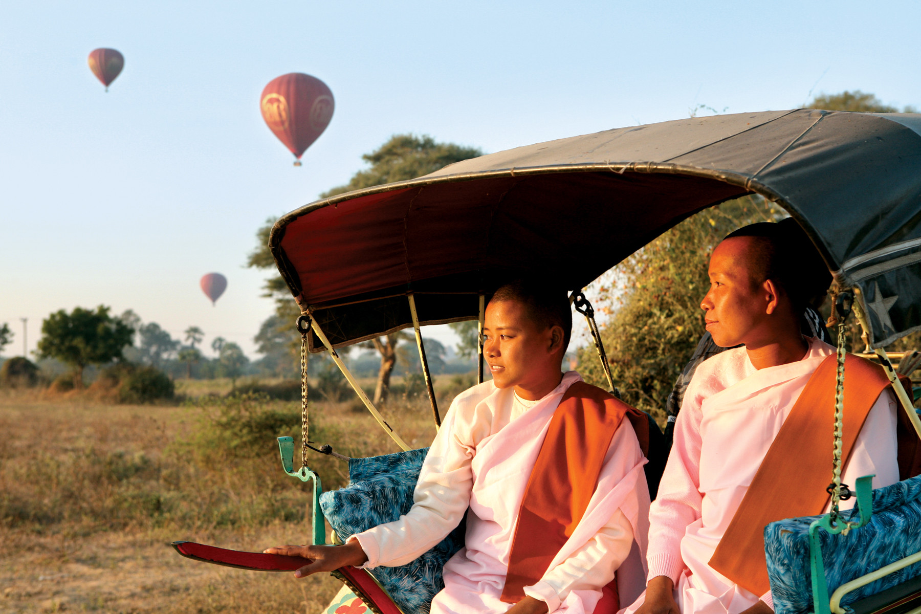 Heteluchtballonnen vliegen over de tempels van de Baganvlakte in Myanmar. Foto: Louise ten Have / Columbus Travel