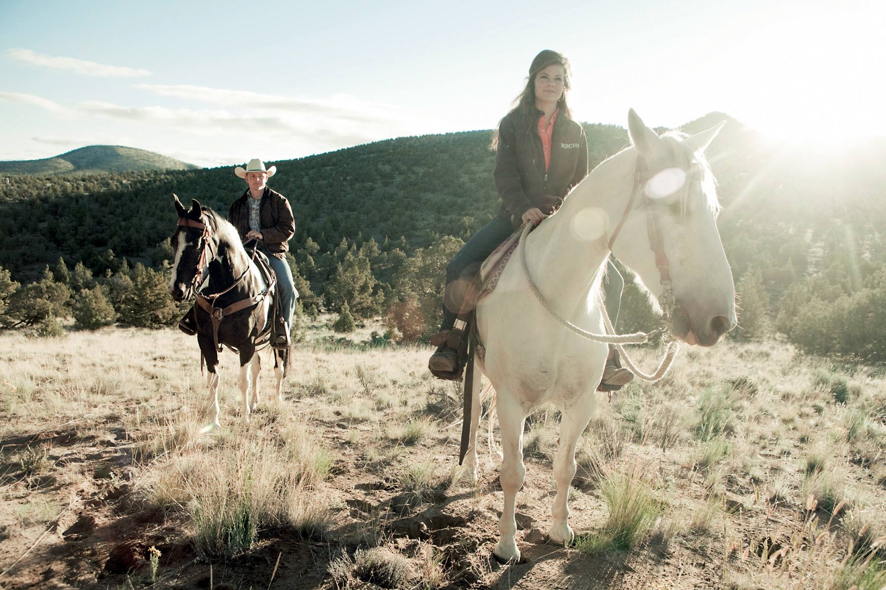 Rodeohelden Jessie en Harrison bieden paardentochten in de high desert van de staat Oregon aan. Foto: Benjamin Reed.