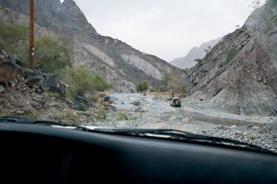 Rijden door een wadi (droge bedding van een bergriviertje) is één groot avontuur. Foto: Louise ten Have.