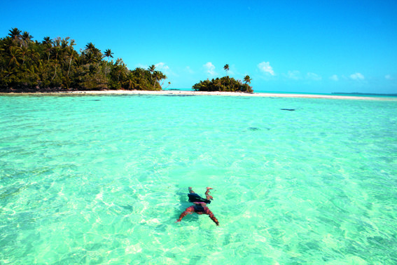 Zwemmen bij onbewoonde eilandjes in de Aitutaki-archipel. Foto: Louise ten Have.