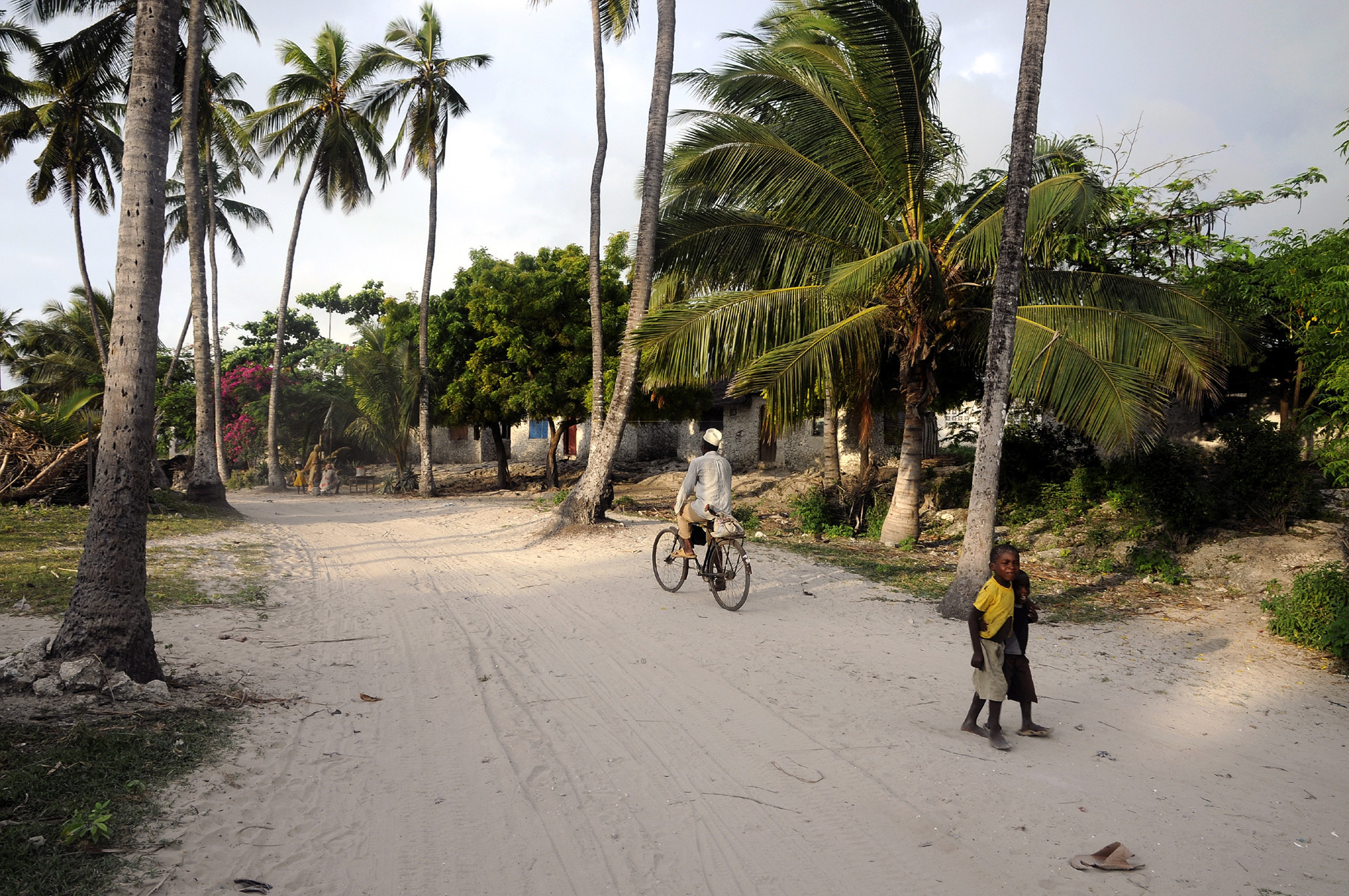 Do as the locals do en stap op de fiets in Zanzibar. Foto: Louise ten Have