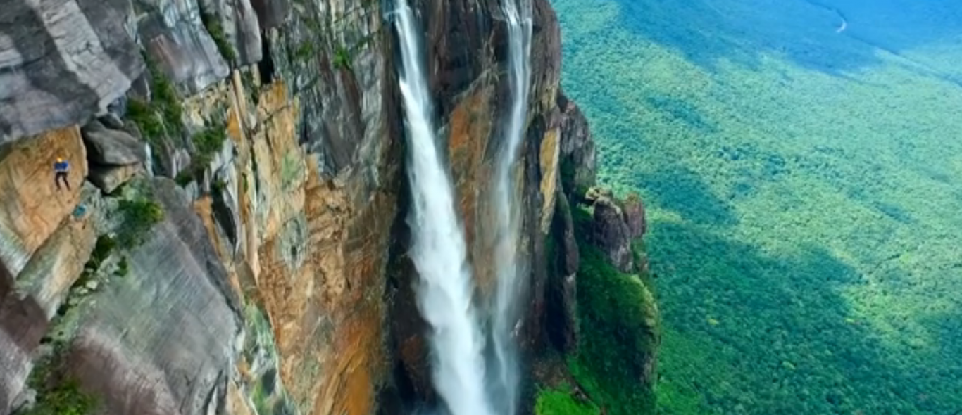 Spectaculaire beelden van hoogste waterval ter wereld image