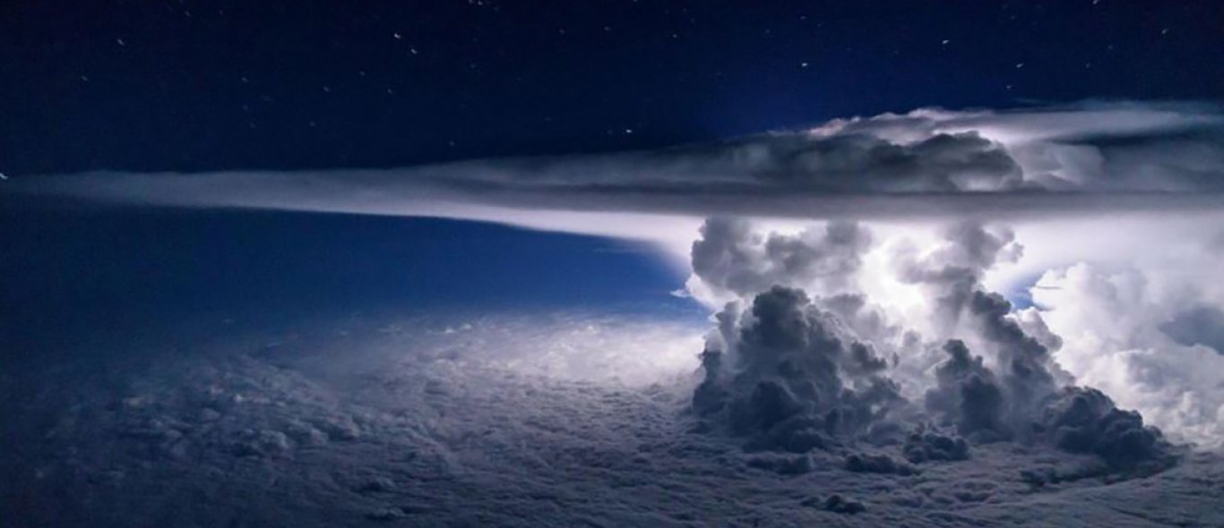 Extreem onweer prachtig vastgelegd door piloot image