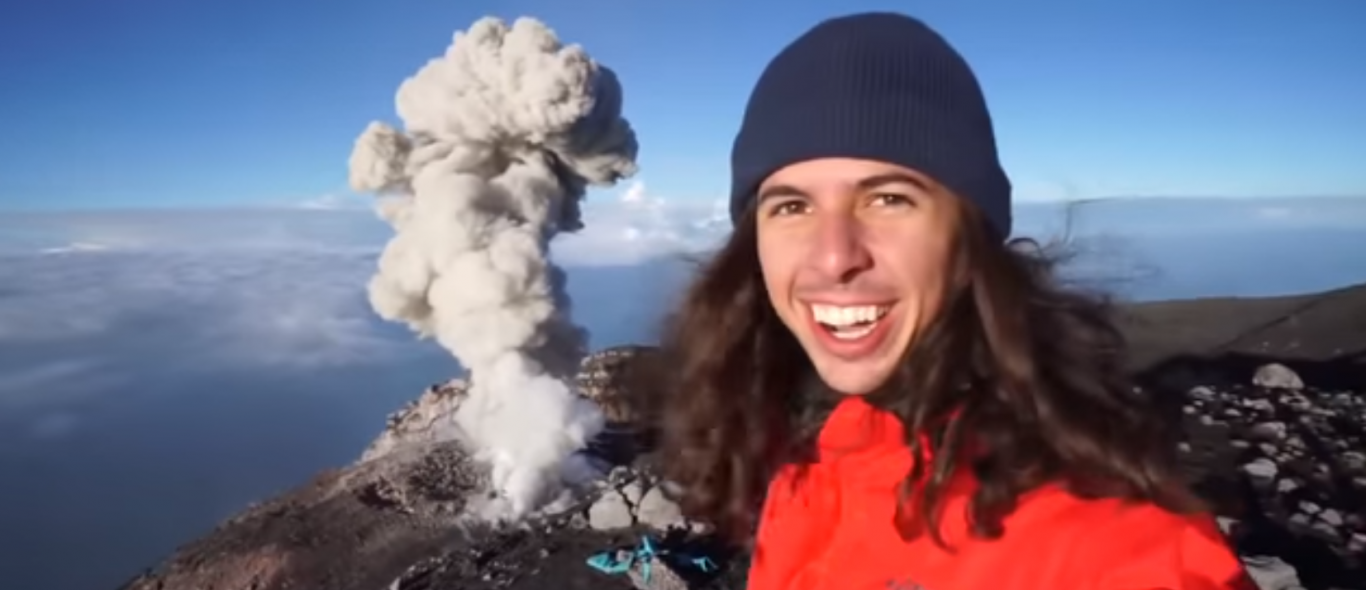 Wow: vulkaan barst uit tijdens selfie image