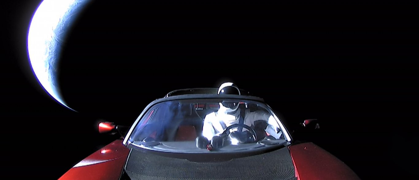 Er zweeft een auto door de ruimte! Bekijk de LIVE stream image