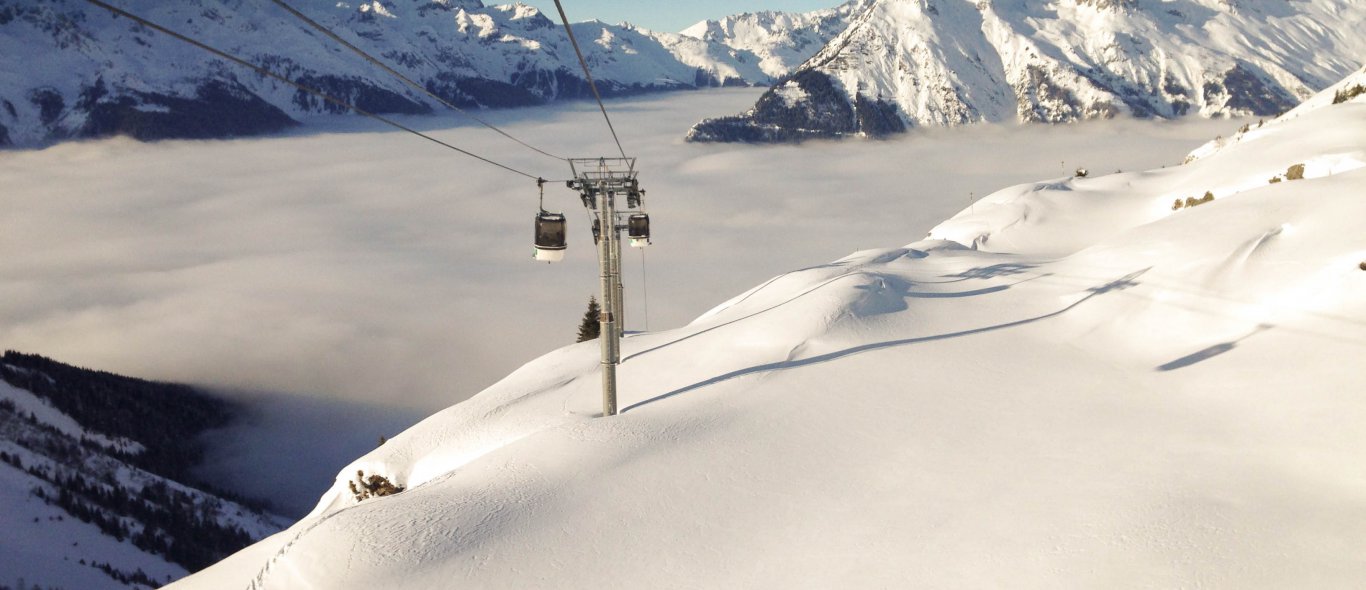 Zien: Op hol geslagen skilift lanceert skiërs uit bankjes image