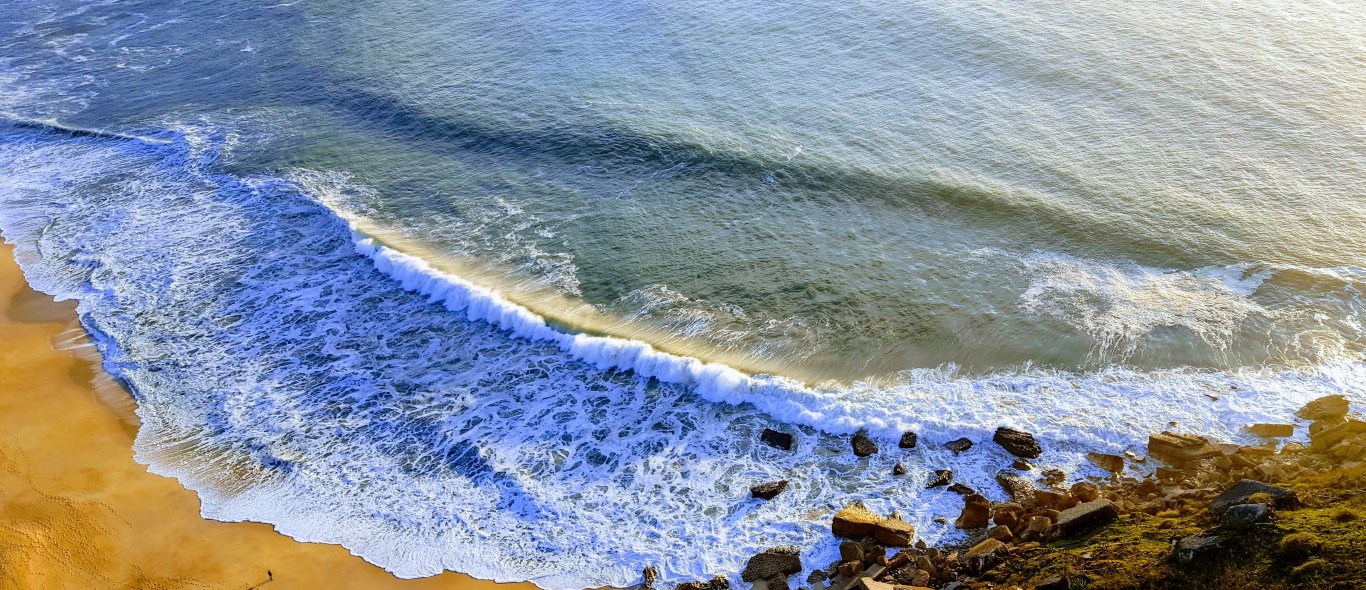 Gekkenwerk: surfer riskeert leven op golf van 24 m! image