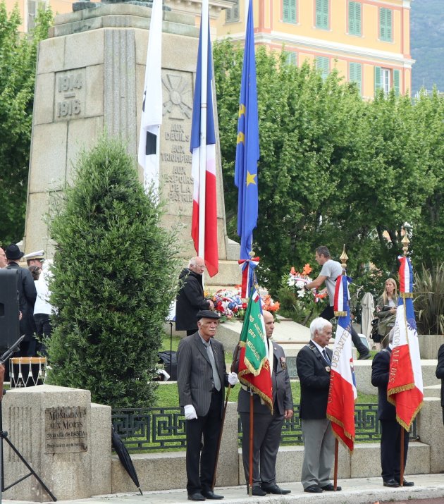 Krans wordt gelegd bij Monument van de gevallenen in Bastia