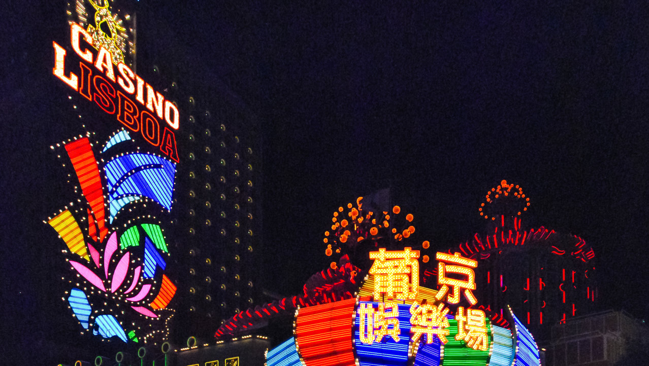 Verlichting in de avond bij de casino's