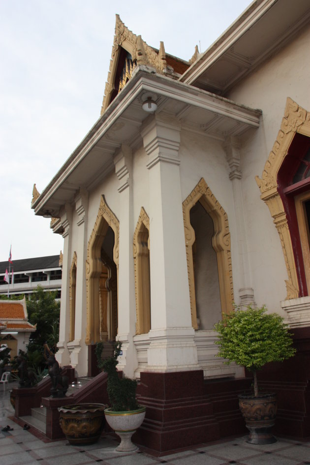 2008: Bangkok: Wat Traimit Witthayram Worowiharn met school