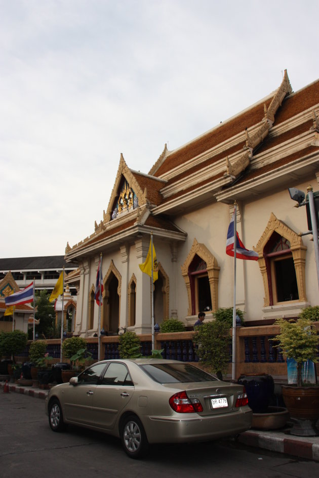 2008: Bangkok: Wat Traimit Witthayram Worowiharn met school