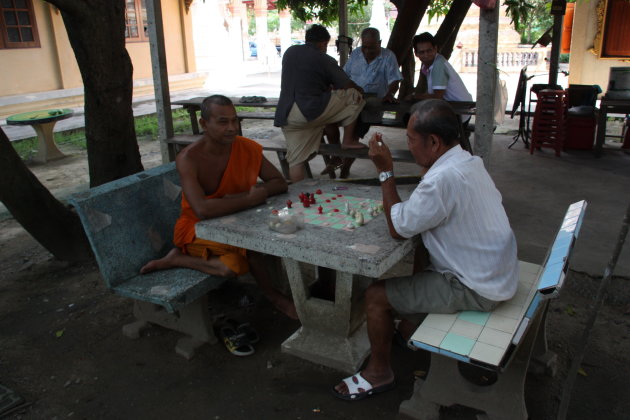 2008: Bangkok: potje schaken tegen een monnik