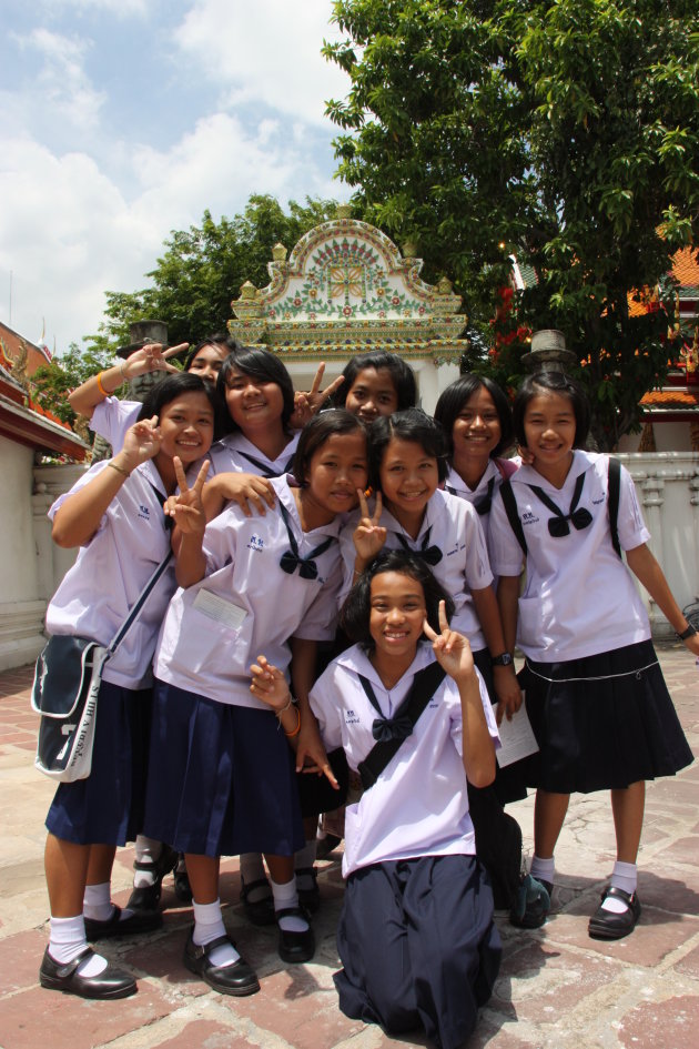 2008: Bangkok: Wat Po en enthousiaste schoolmeisjes