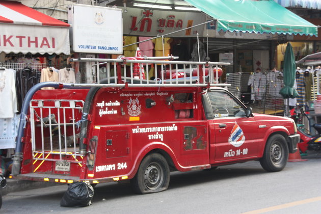 2008: Bangkok: brandweerwagen met lekke band.