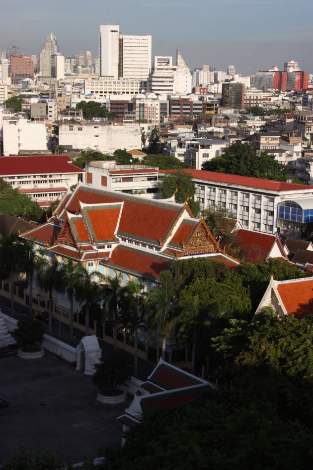 2008: Bangkok: Wat Saket vanaf de Golden Mountain.