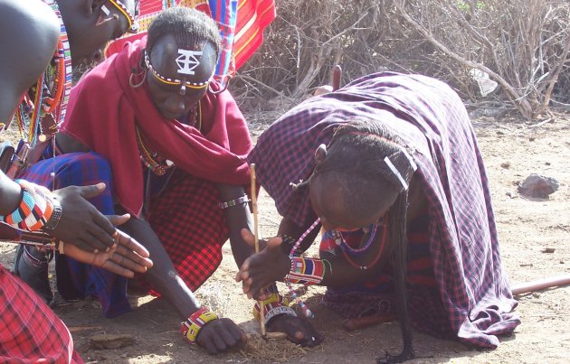 masai die vuur maakt