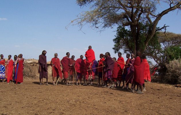 masai mannen doen wedstrijd hoogspringen